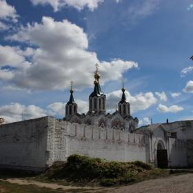 Монастырские крепостные стены, выход к источнику. - Далматово и «Каменные Ворота».