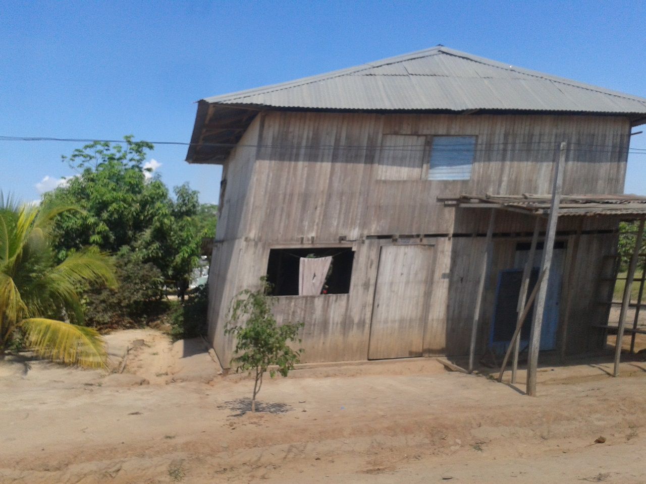 такие дома у местного населения - Айяуаска.