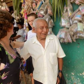 маэстро (так называют шаманов - курандеро) Мамерто, случайно встретили на рынке - Айяуаска.