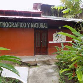 на территории этнический музей, собранный Артуро - Айяуаска.