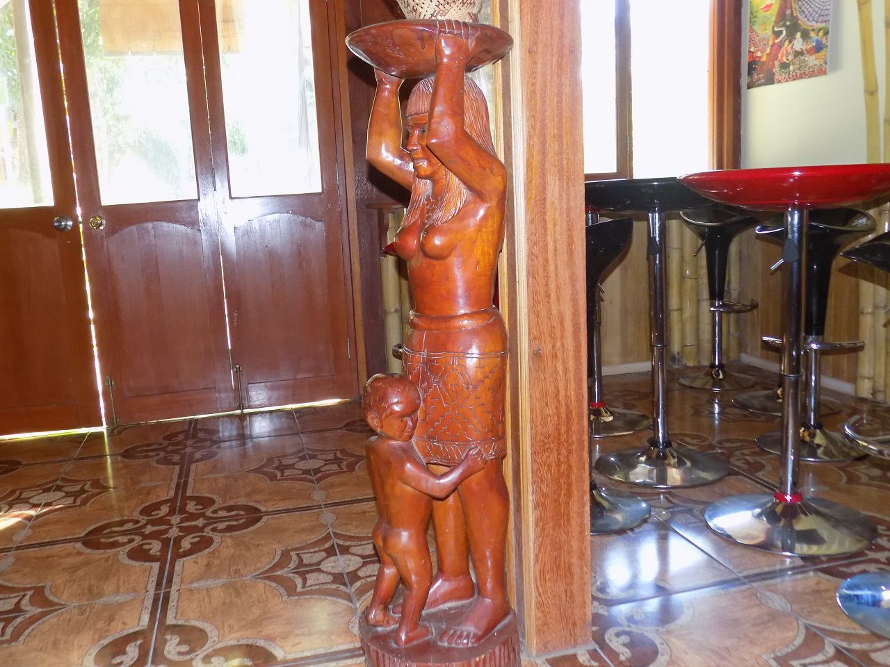 в столовой, статуэтка женщина племени Шапидо - Айяуаска.