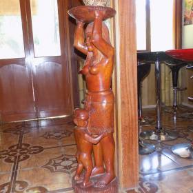 в столовой, статуэтка женщина племени Шапидо - Айяуаска.