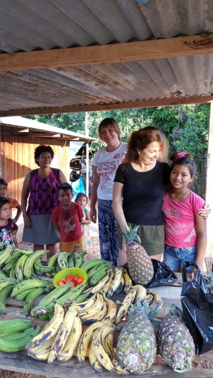 местечковый рынок, ананасы, арбузы и всякие другие вкусняшки, а манго падает в нашем дворе - Айяуаска.