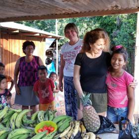 местечковый рынок, ананасы, арбузы и всякие другие вкусняшки, а манго падает в нашем дворе - Айяуаска.