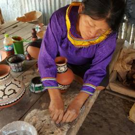 Глория - самый известный мастер глиняной посуды в Перу. Узоры характерные для племени шипибо. На вопрос где берёте кисточки она показала на свои волосы и на детей. Её «длинноволосые» кисточки бегали по двору.  - Вновь Айяуаска