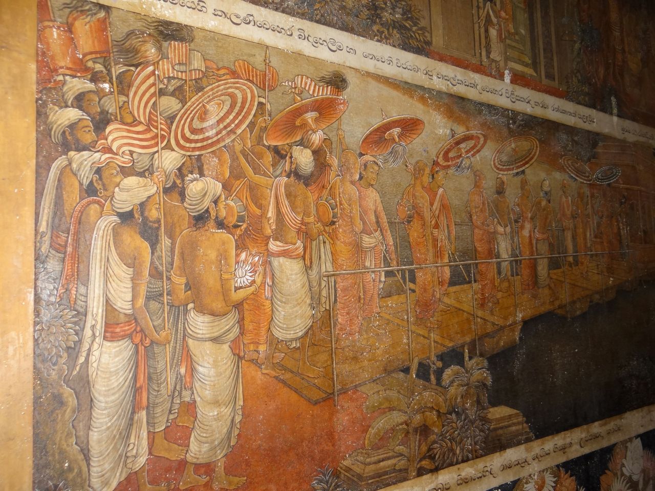 Фрески, украшающие стены храма, рассказывают истории из многочисленных жизней Будды, посещение храма Буддой, мифы и легенды.  - Шри-Ланка 2017. Часть 1.