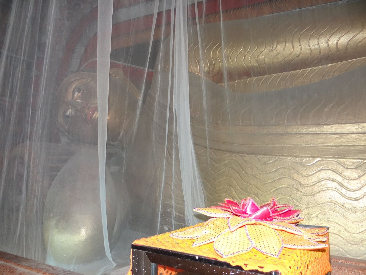 Внутри храма находится большая статуя лежащего Будды - Шри-Ланка 2017. Часть 1.