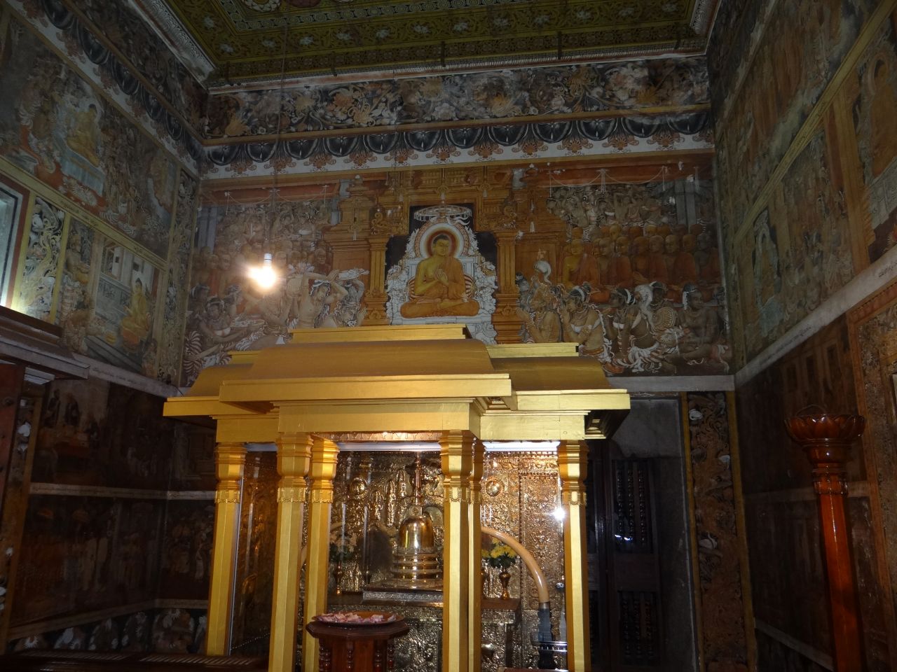 Как предполагается, внутри нее находится трон, на котором и восседал Учитель, пребывая в Храме.  - Шри-Ланка 2017. Часть 1.