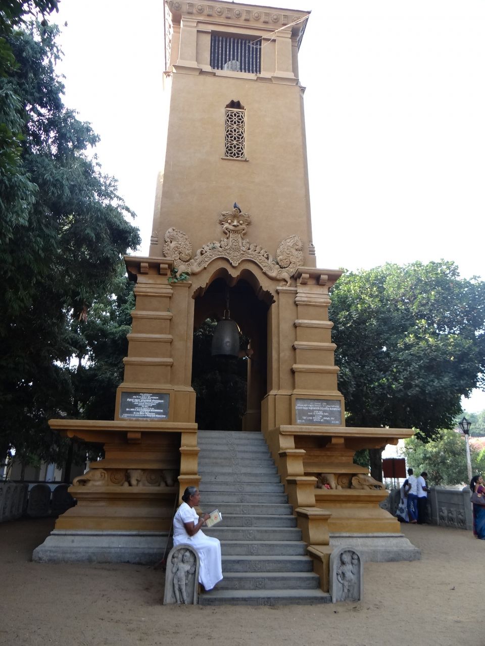 Раджа Маха Вихара Келания - одно из самых священных  мест буддистов в Шри-Ланке, так как это - участок, был освящен посещением Будды.  - Шри-Ланка 2017. Часть 1.