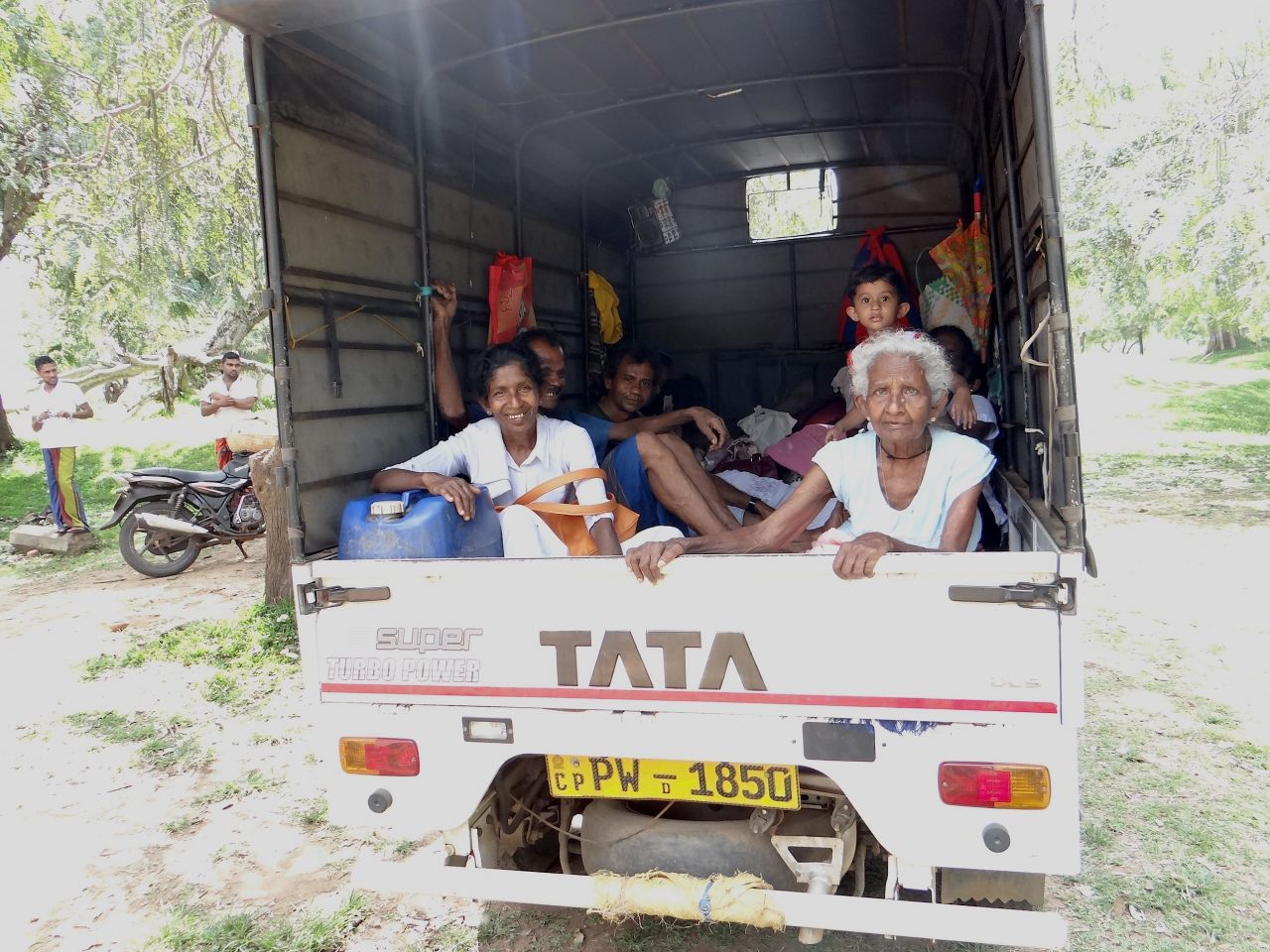 У местных жителей нет возможности путешествовать в кондиционированных автобусах, но они очень любят путешествовать по острову, посещая святые места. - Шри-Ланка 2017. Часть 2.
