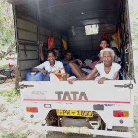 У местных жителей нет возможности путешествовать в кондиционированных автобусах, но они очень любят путешествовать по острову, посещая святые места. - Шри-Ланка 2017. Часть 2.