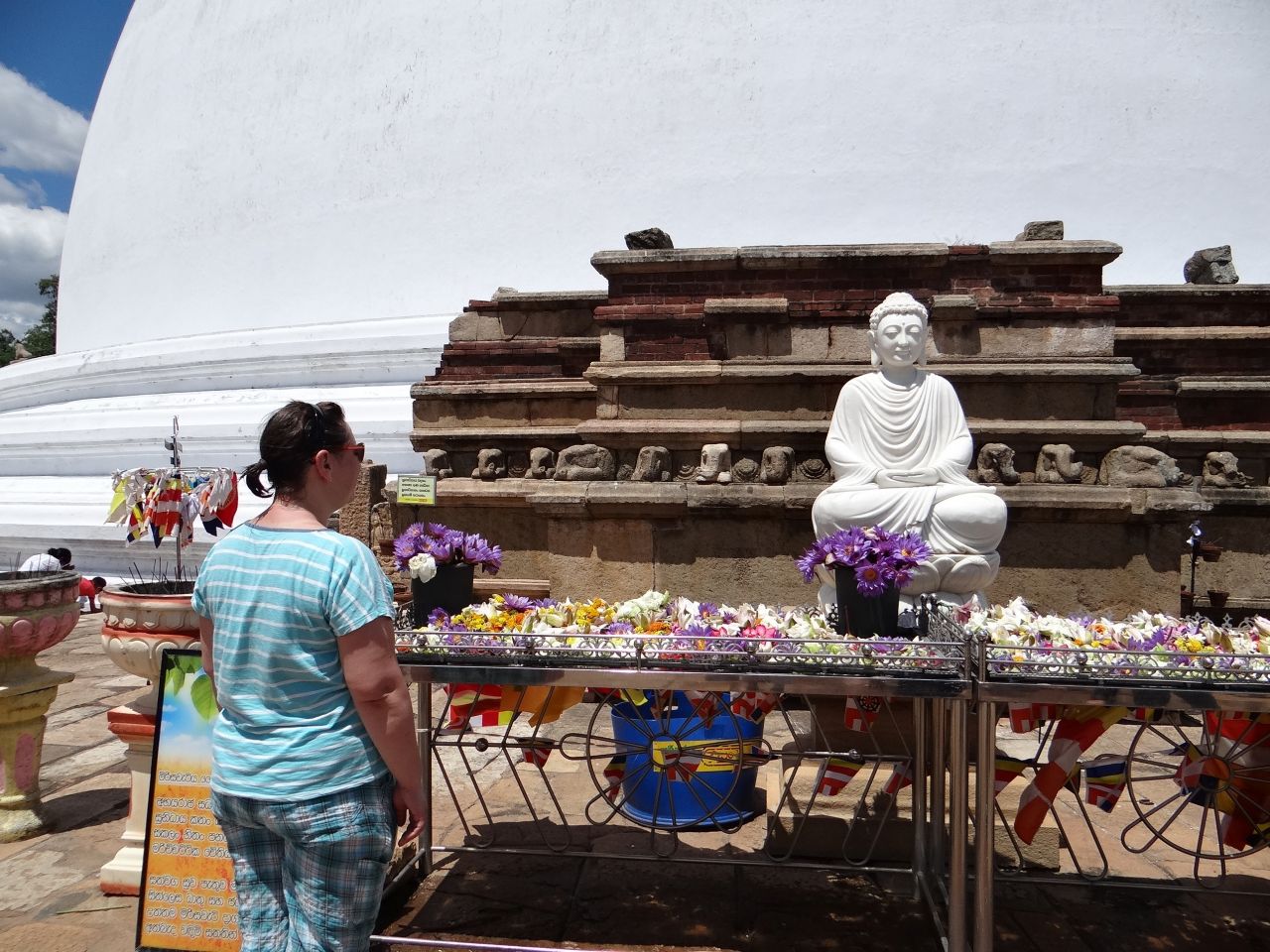Новая пагода, напомним что при посещении святых мест есть правило «Ноу тапка, ноу шапка», так вот.... - Шри-Ланка 2017. Часть 2.
