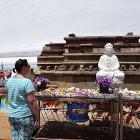 Новая пагода, напомним что при посещении святых мест есть правило «Ноу тапка, ноу шапка», так вот.... - Шри-Ланка 2017. Часть 2.