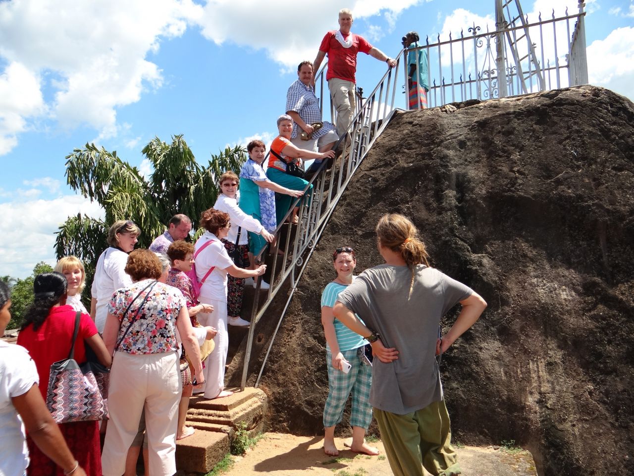 Вы можете подняться вверх по лестнице к вершине скалы выше храма, там отпечаток стопы Будды, и также можно насладиться очаровывающей взгляд местностью. - Шри-Ланка 2017. Часть 2.