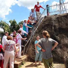 Вы можете подняться вверх по лестнице к вершине скалы выше храма, там отпечаток стопы Будды, и также можно насладиться очаровывающей взгляд местностью. - Шри-Ланка 2017. Часть 2.