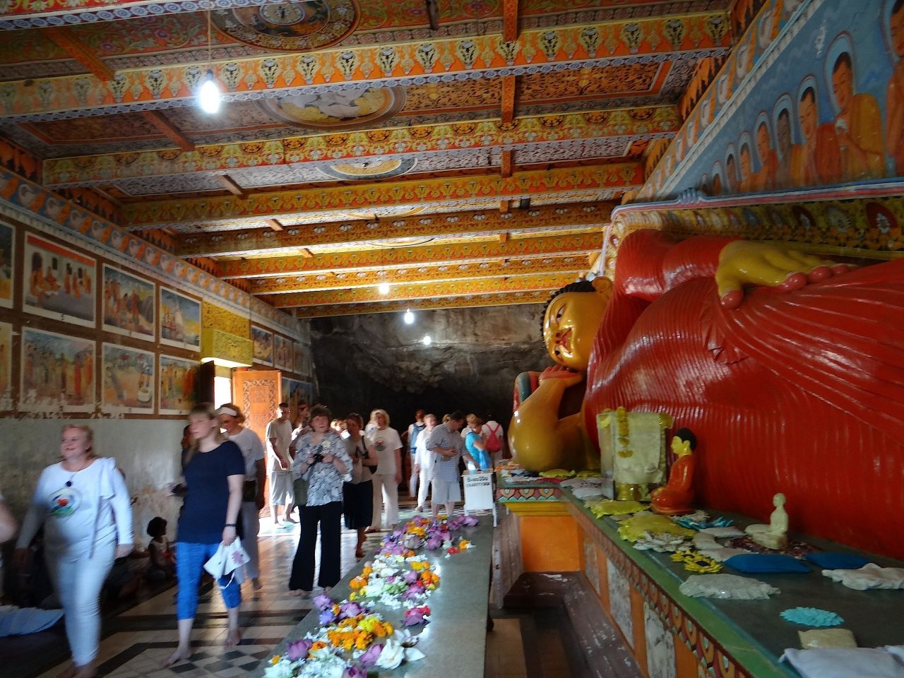 Внутри храма статуя лежащего Будды, в позе Махапаринирваны - Шри-Ланка 2017. Часть 2.