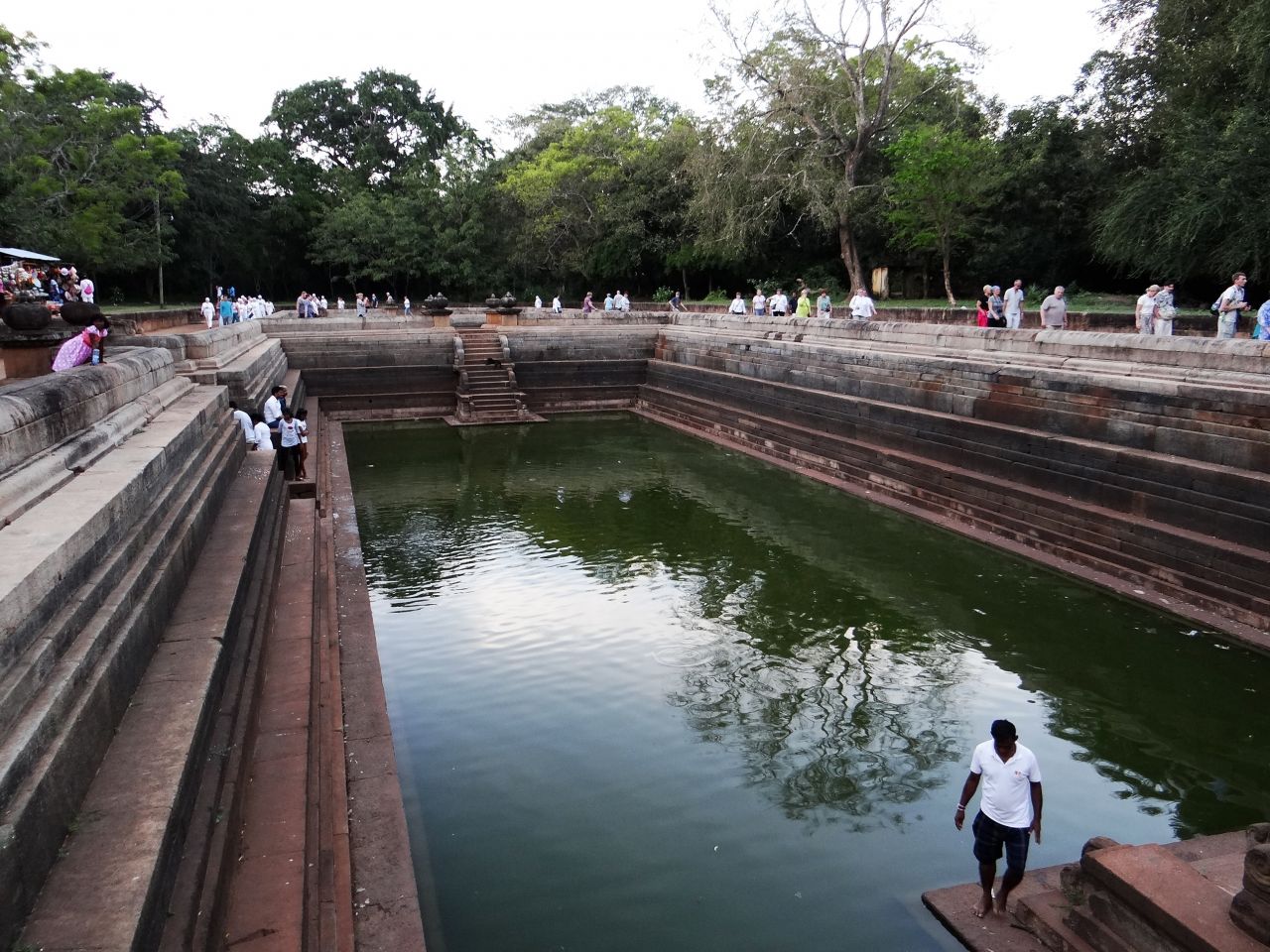 Бассейны предназначались для купания буддистских монахов. Бассейны построили в VIII веке в царстве Андрадхапура - Шри-Ланка 2017. Часть 2.
