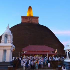 Ступа располагалась в центре большого монашеского комплекса, где осуществлялось обучение и распространение буддийского течения Махавихары. Это был важный религиозный центр, известный только в Шри Ланке, но и за ее пределами. - Шри-Ланка 2017. Часть 2.