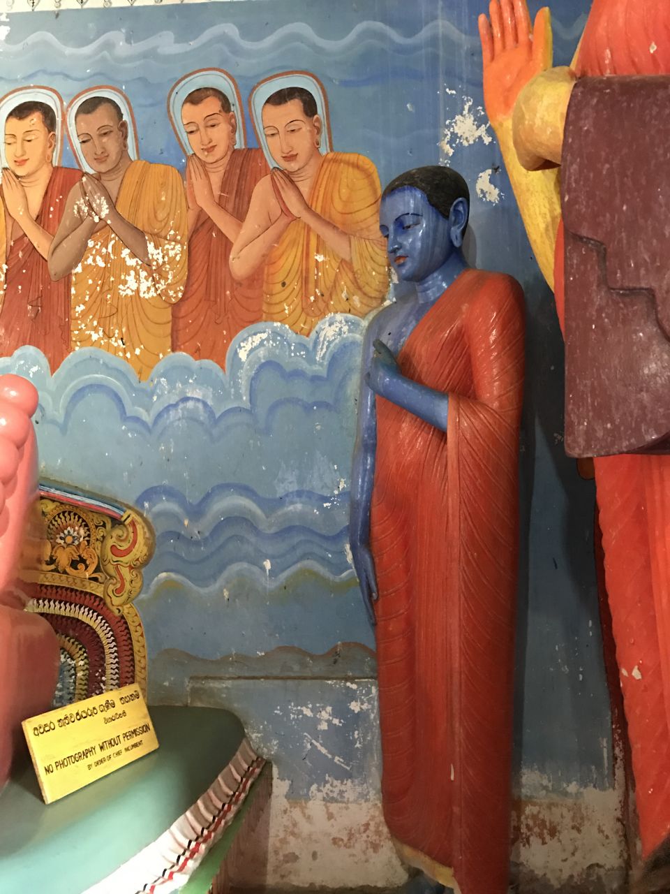 все монахи изображены, с нормальным обычным цветом кожи, а один  вот такой, кто бы это мог быть? - Шри-Ланка 2017. Часть 2.