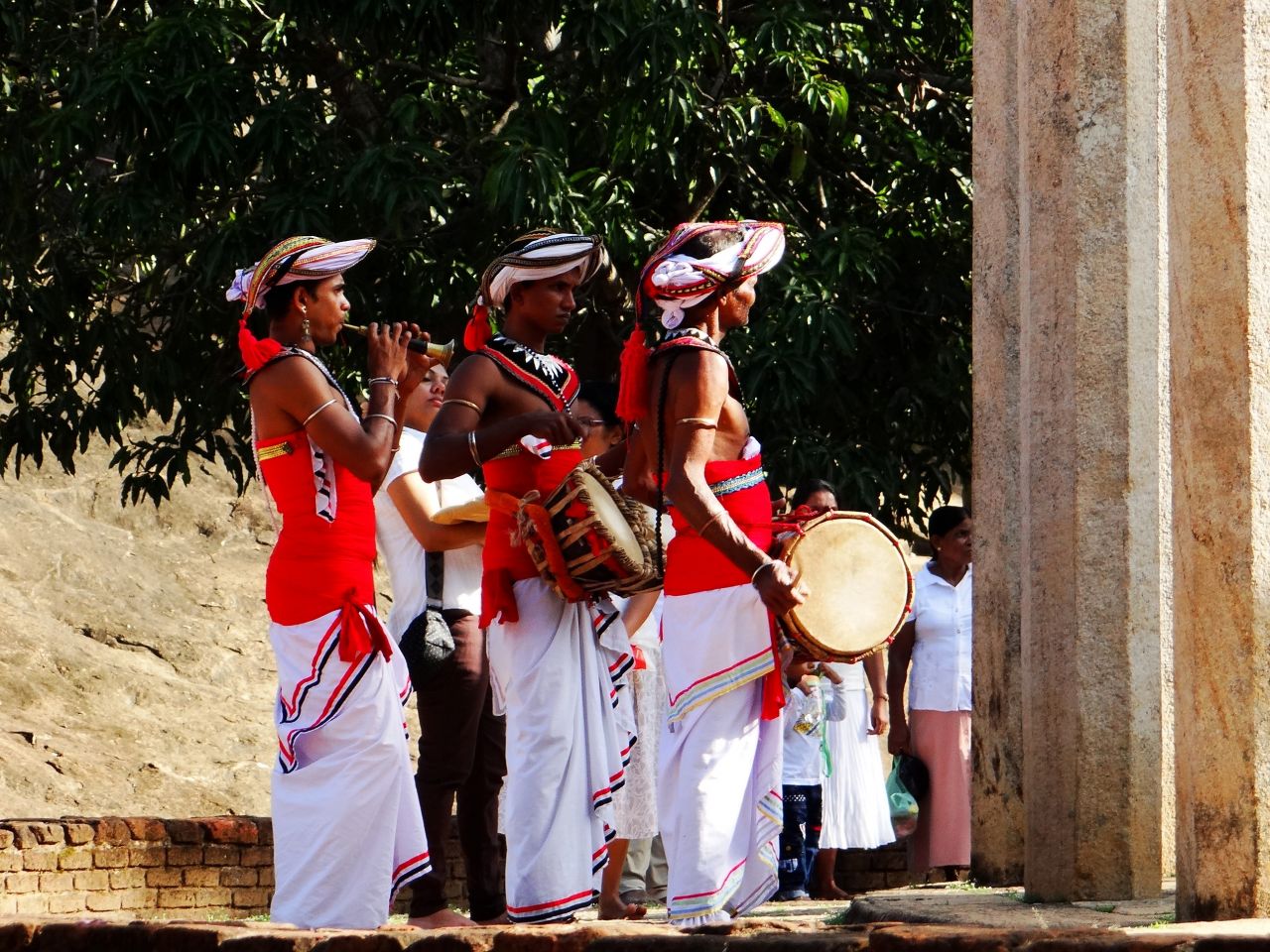 На территория слышна народная обрядовая музыка. - Шри-Ланка 2017. Часть 3.