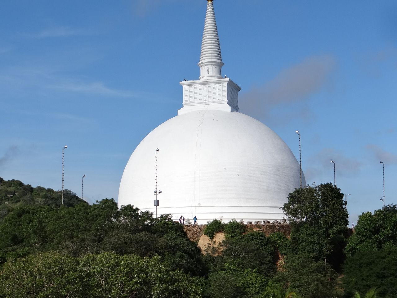 На холме напротив горы медитаций находится огромная белоснежная дагоба. Это Махасея дагоба — одна из первых ступ на острове Цейлон. По легенде в ней замурован волос Будды. К ней также ведет лестница.  - Шри-Ланка 2017. Часть 3.