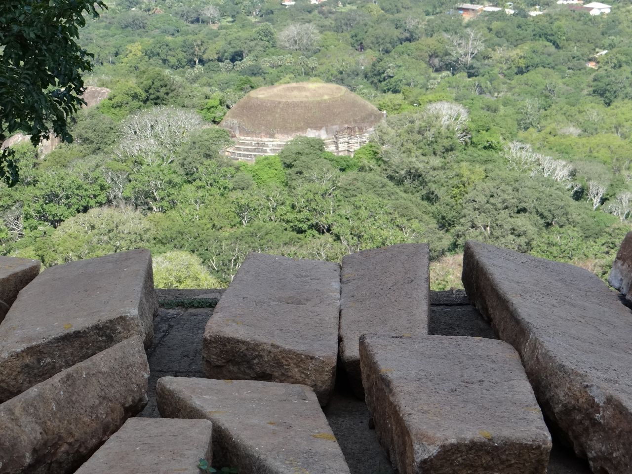 Руины ступы Кантакачетья, построенной из кирпича во II в. до н.э. и достигавшей в высоту 30 м, а в диаметре 130 м. Сейчас высота открытой после раскопок ступы около 12 м - Шри-Ланка 2017. Часть 3.