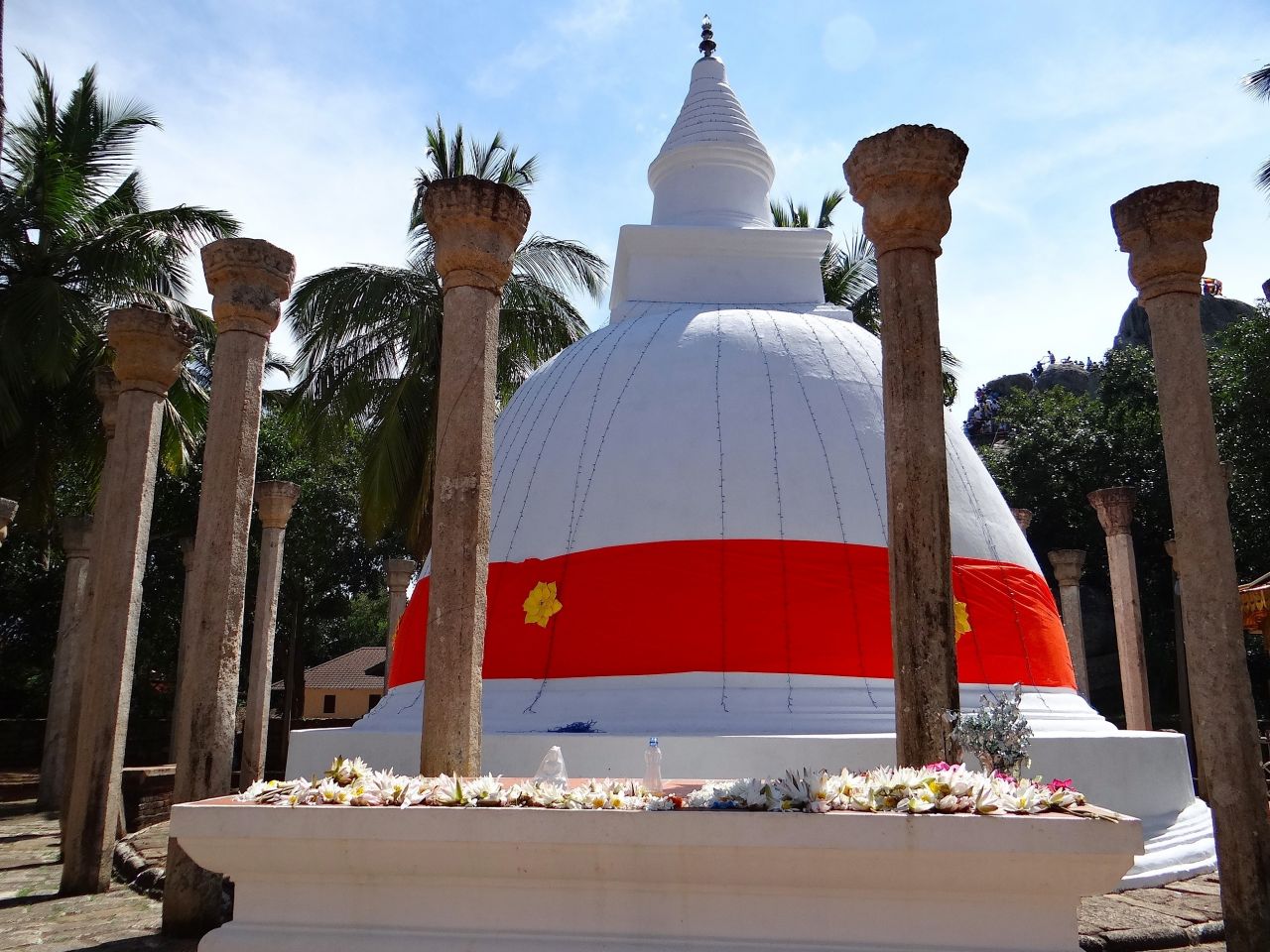 На небольшой площадке, окруженной тремя горами, находится одна из древнейших ступ, в которой лежат останки одного из первых буддийских монахов - Махинды.  - Шри-Ланка 2017. Часть 3.