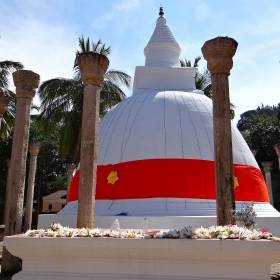 На небольшой площадке, окруженной тремя горами, находится одна из древнейших ступ, в которой лежат останки одного из первых буддийских монахов - Махинды.  - Шри-Ланка 2017. Часть 3.