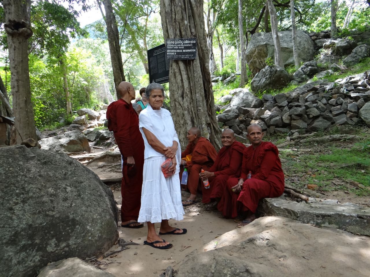 Монашки-женщины отличаются от мужчин тем, что у них всегда прикрыты плечи и руки. - Шри-Ланка 2017. Часть 3.