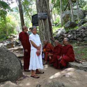 Монашки-женщины отличаются от мужчин тем, что у них всегда прикрыты плечи и руки. - Шри-Ланка 2017. Часть 3.