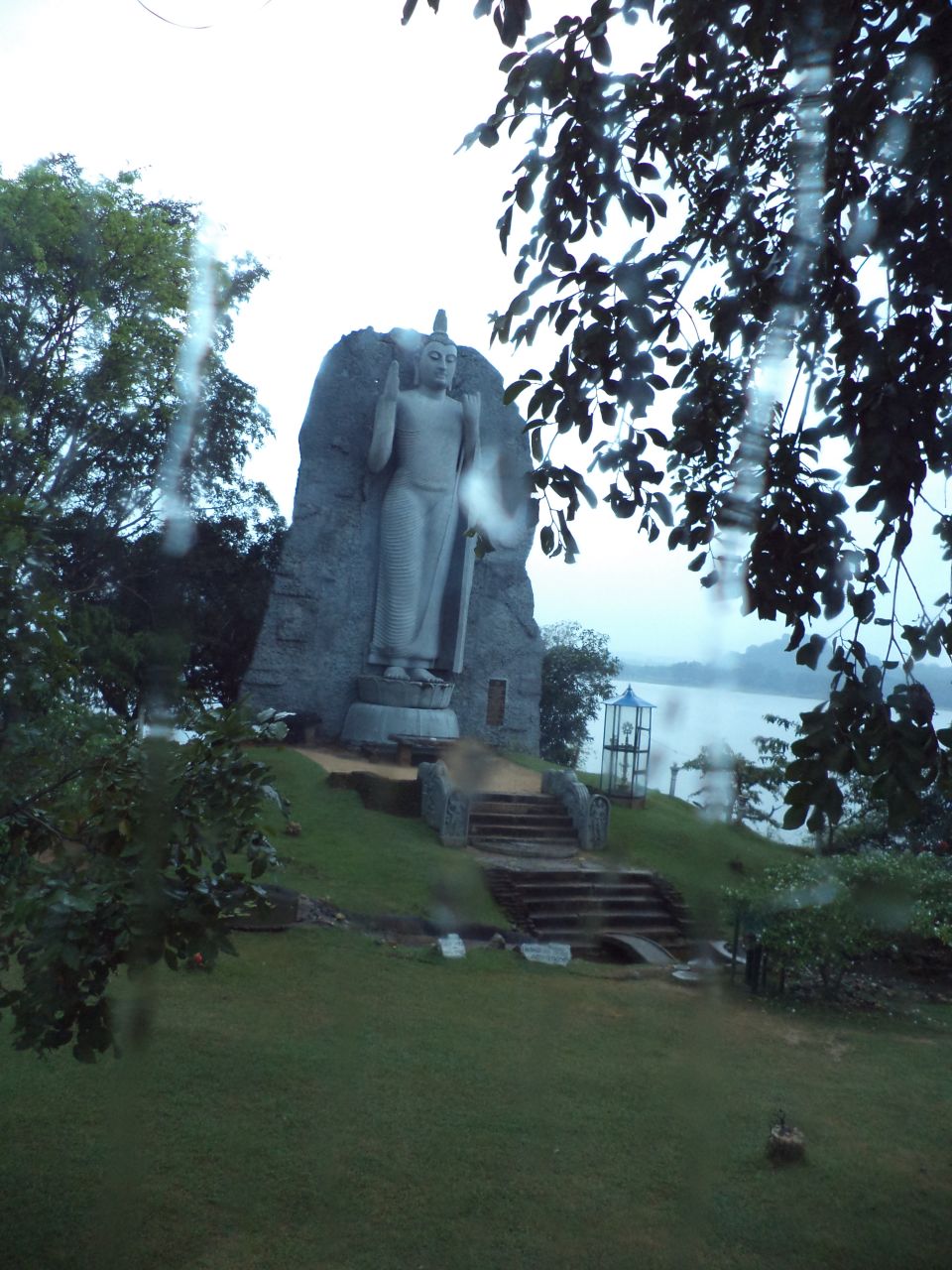 Такой Будда вырезан в целом камне - Шри-Ланка 2017