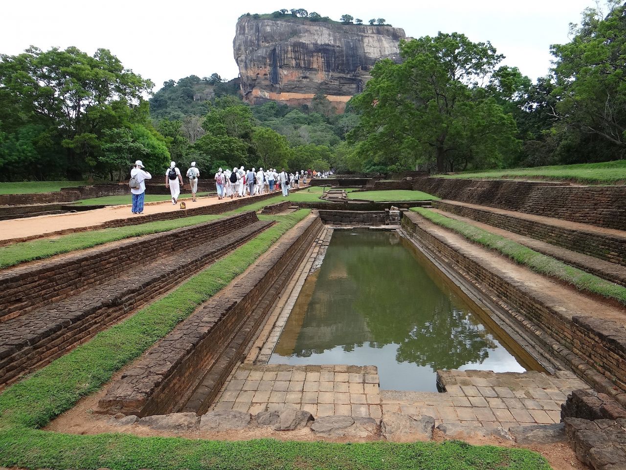 Это узкий сад фонтанов, спланированный в два яруса.  - Шри-Ланка 2017. Часть 4.