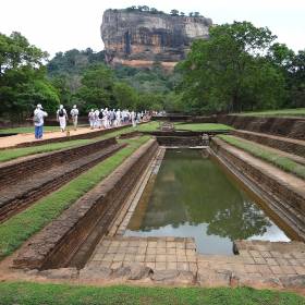 Это узкий сад фонтанов, спланированный в два яруса.  - Шри-Ланка 2017. Часть 4.