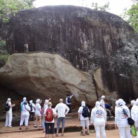 Кажется, что кто-то край камня отогнул, и там пещера. - Шри-Ланка 2017. Часть 4.