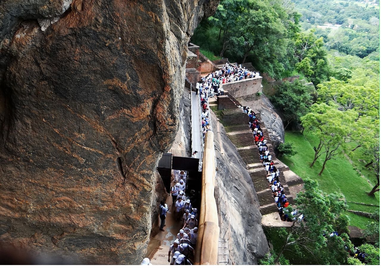 Сверху видно, как люди потоком идут вдоль внутренней стороне стены, мелко исписанной древнем писарем. - Шри-Ланка 2017. Часть 4.