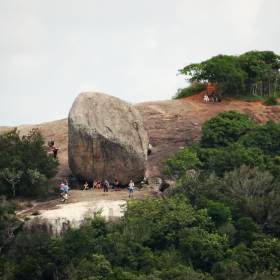 При увеличении видно, что есть те, кто добрались до камня на соседней вершине. - Шри-Ланка 2017. Часть 4.
