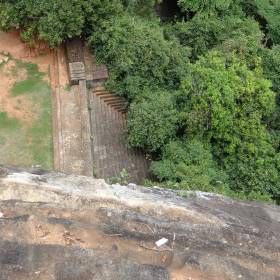 Эта лестница напоминает подъем на мексиканские пирамиды. - Шри-Ланка 2017. Часть 4.