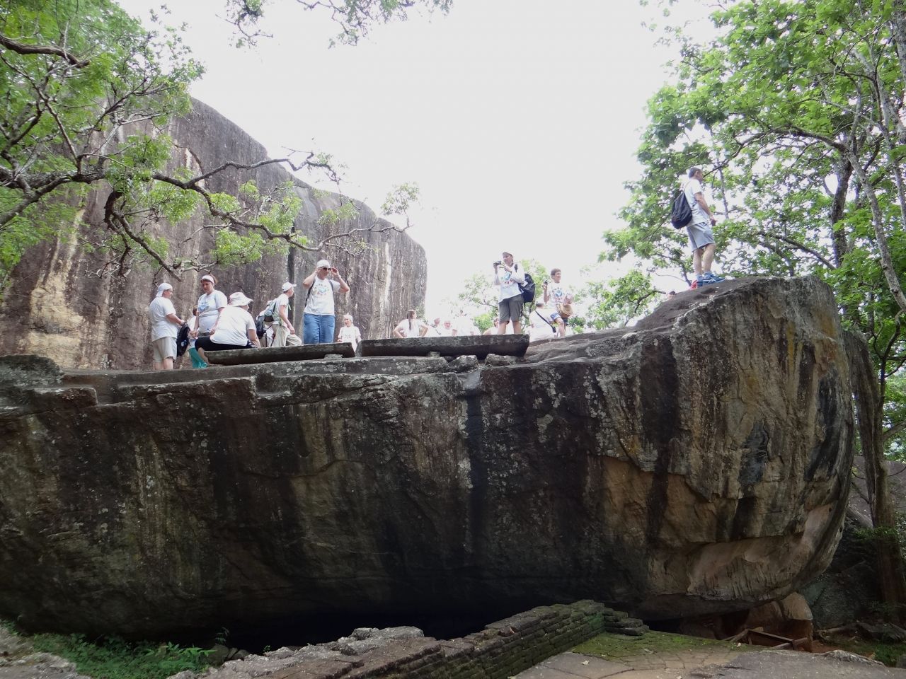 Представьте себе скалу, из которой вырезали параллелограмм со сторонами примерно 6 на 6 метров и высотой около 3 метров, и срезали верхушку, вырезав затем из цельного тела скалы трон - Шри-Ланка 2017. Часть 4.