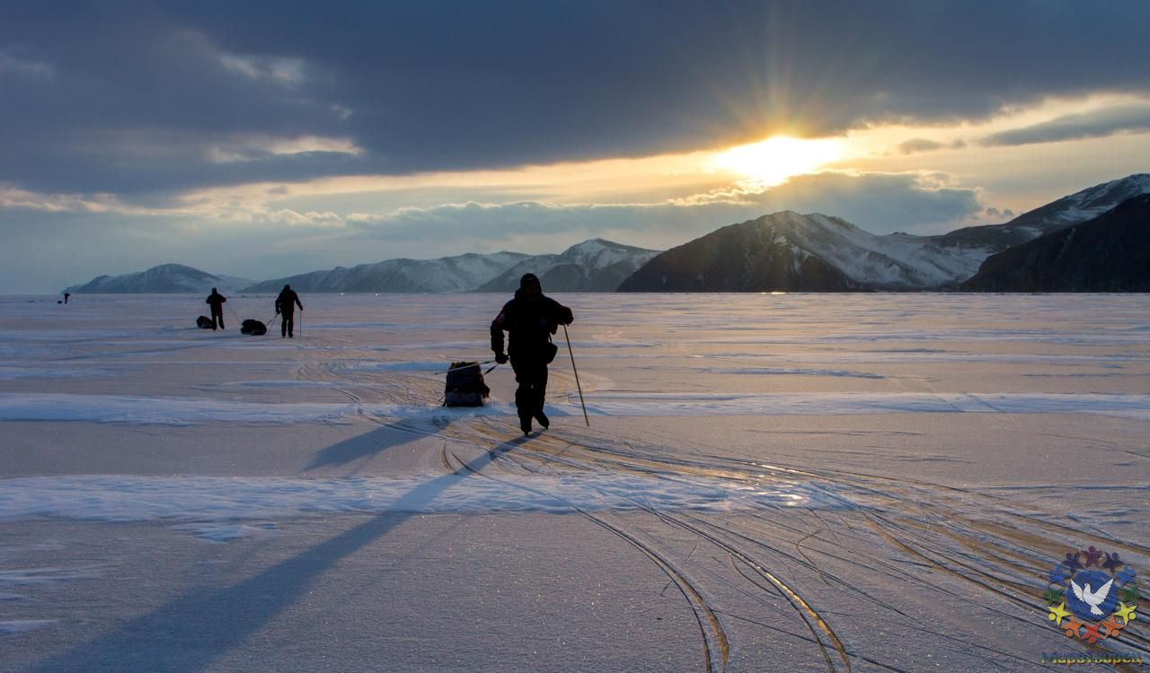 Ледовые дороги Байкала...последние лучи Солнца, падающего за Байкальский хребет, создают фантастические картины на льду и на небе. - Море - солнца...мороза...и льда...