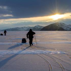 Ледовые дороги Байкала...последние лучи Солнца, падающего за Байкальский хребет, создают фантастические картины на льду и на небе. - Море - солнца...мороза...и льда...