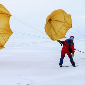 Всего два не полных дня у нас был попутный ветер и боле-менее чистый лёд, идти под парашютом удовольствие непередаваемое. - Море - солнца...мороза...и льда...