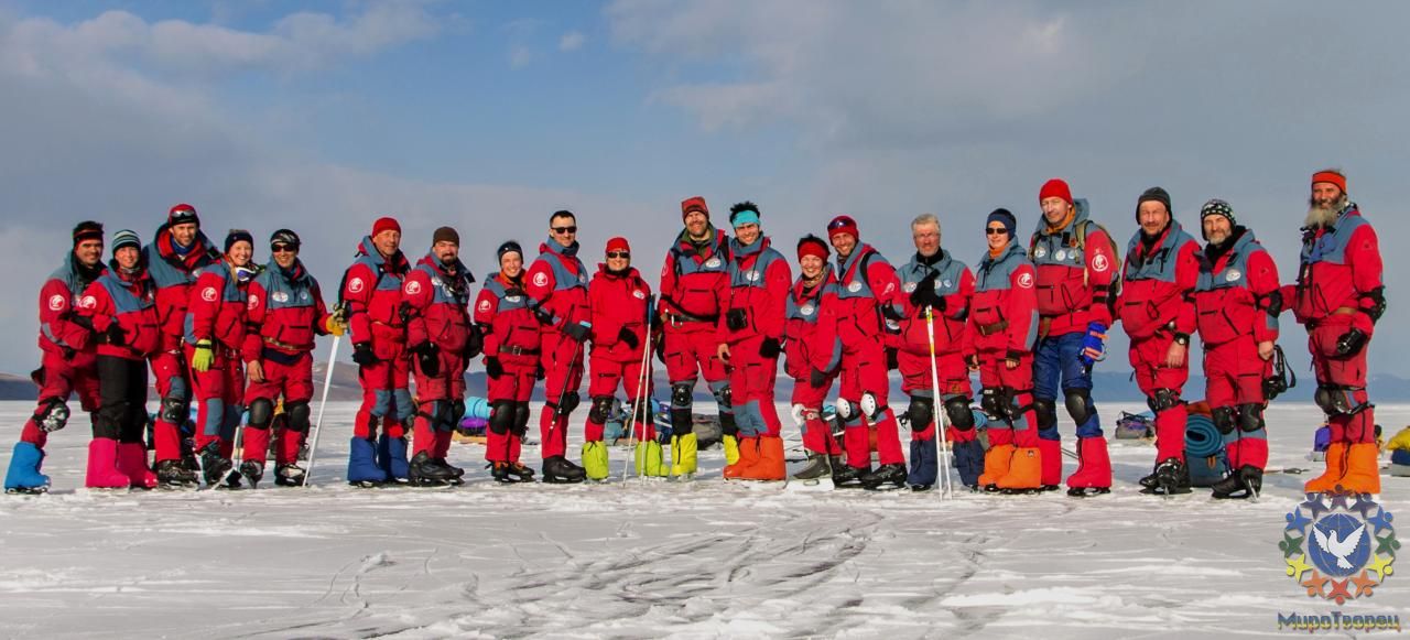 Вся команда экспедиции на льду Байкала. - Море - солнца...мороза...и льда...