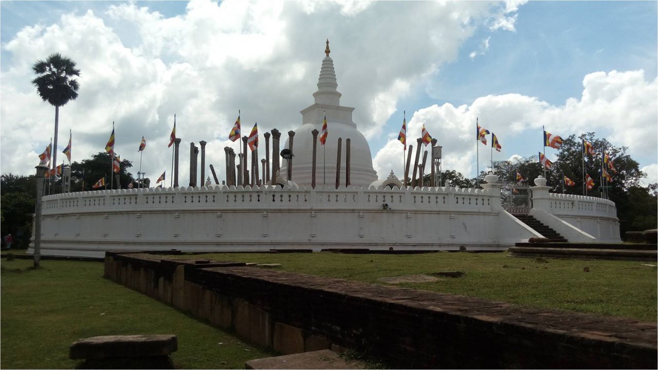 Ступа Тхупарама. Самая первая ступа на Шри-Ланке, посвященная появлению буддизма. Построена в 3 веке до н.э. королем Деванампия Тисса по просьбе Махинды, привнесшего эту религию на остров. - 2017 ШРИ-ЛАНКА Анурадапура
