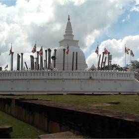 Ступа Тхупарама. Самая первая ступа на Шри-Ланке, посвященная появлению буддизма. Построена в 3 веке до н.э. королем Деванампия Тисса по просьбе Махинды, привнесшего эту религию на остров. - 2017 ШРИ-ЛАНКА Анурадапура