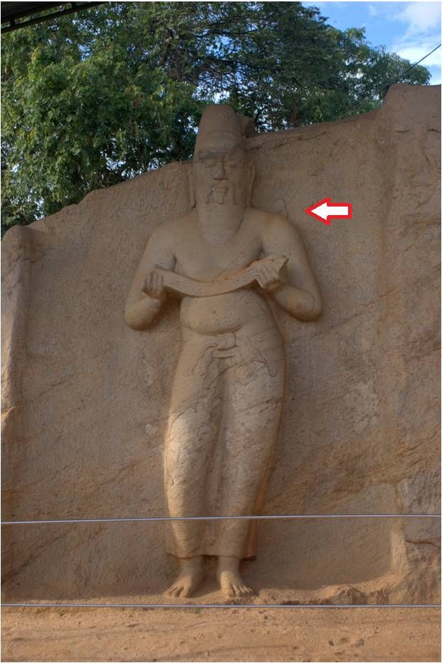 Далее мы приехали к статуе в скале. Первоначально археологи утверждали, что это статуя короля Паракрамабаху Великого. Однако вскоре на оборотной стороне скалы была обнаружена надпись «Пулатиси», что опровергло версию о короле. Легенды и мифы Шри-Ланки утверждают, что примерно 4500 лет назад страной Ланка управлял мудрец Пуласти – создатель традиционной медицинской системы Аюрведа, он был дедом великого короля Раваны. За плечом – можно увидеть ушки кролика. Что это значит? Следуй за белым кроликом?  - 2017 ШРИ-ЛАНКА Полоннарува