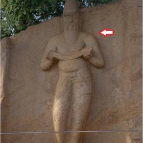 Далее мы приехали к статуе в скале. Первоначально археологи утверждали, что это статуя короля Паракрамабаху Великого. Однако вскоре на оборотной стороне скалы была обнаружена надпись «Пулатиси», что опровергло версию о короле. Легенды и мифы Шри-Ланки утверждают, что примерно 4500 лет назад страной Ланка управлял мудрец Пуласти – создатель традиционной медицинской системы Аюрведа, он был дедом великого короля Раваны. За плечом – можно увидеть ушки кролика. Что это значит? Следуй за белым кроликом?  - 2017 ШРИ-ЛАНКА Полоннарува