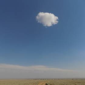 одиночное облако по среди чистейшего неба - Казахстан - Аркаим июнь 2017 год.