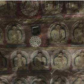 Пещера N 2 – Махараджалена (Maharajalena, Пещера Великого Правителя/Короля). На потолке огромное количество Будд и только в некоторых местах особые символы, которые можно раскрыть, задав вопросы… Здесь в непосредственной близости к скульптуре Будды стоят статуи Майтреи и Наты, Упульваны и Саманы, что делает это храм единственным местом на всей территории острова Шри-Ланка, в котором боги стоят рядом друг с другом. Все существует в одном моменте: прошлое, настоящее и будущее. - 2017 ШРИ-ЛАНКА ДАМБУЛЛА – КАНДИ