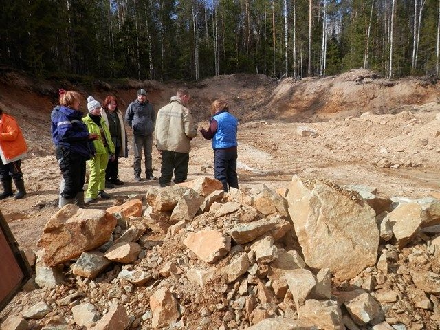 На обратном пути мы заехали на карьер, чтобы послушать много интересного о добываемых здесь минералах.  - Серебрянский камень 6-9 мая 2017 года.