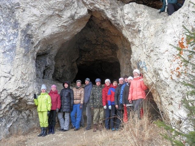 Вход в пещеру напоминает своей конфигурацией вход в Золотые ворота. - Серебрянский камень 6-9 мая 2017 года.